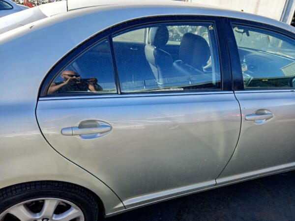 PUERTA TRASERA DERECHA TOYOTA AVENSIS BERLINA (T25)