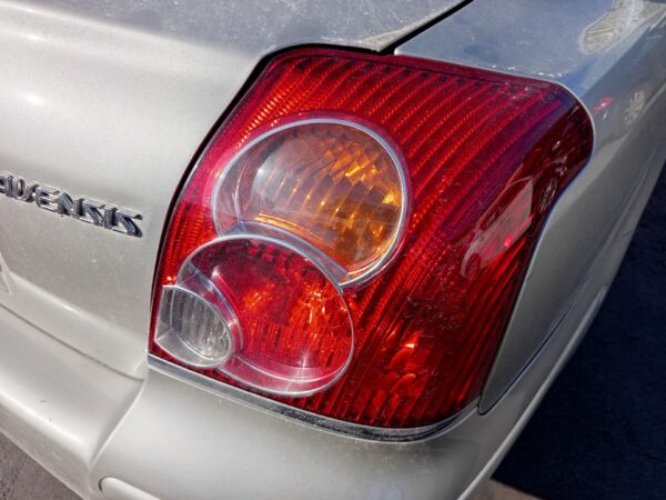 PILOTO TRASERO DERECHO TOYOTA AVENSIS BERLINA (T25)