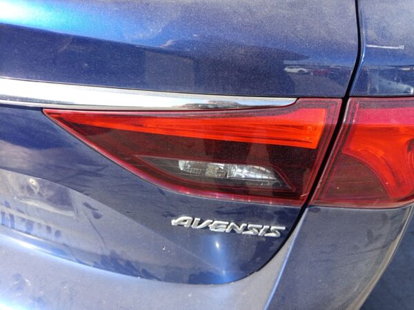 PILOTO TRASERO DERECHO INTERIOR TOYOTA AVENSIS TOURING SPORTS (T27)