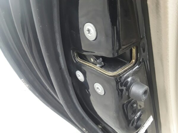CERRADURA PUERTA TRASERA IZQUIERDA TOYOTA AVENSIS WAGON (T25)