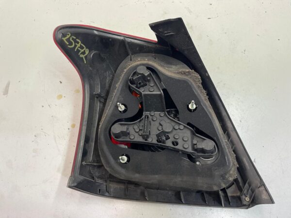 PILOTO TRASERO DERECHO TOYOTA AVENSIS BERLINA (T25)
