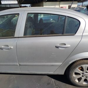 PUERTA TRASERA IZQUIERDA OPEL ASTRA H BERLINA