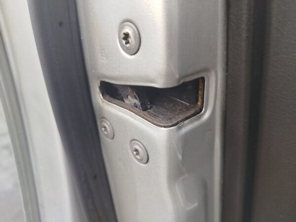 CERRADURA PUERTA DELANTERA IZQUIERDA TOYOTA AVENSIS BERLINA (T25)