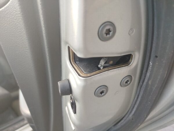 CERRADURA PUERTA TRASERA DERECHA TOYOTA AVENSIS BERLINA (T25)