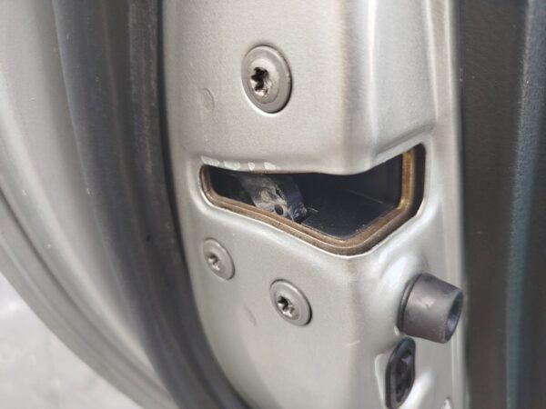 CERRADURA PUERTA TRASERA IZQUIERDA TOYOTA AVENSIS BERLINA (T25)
