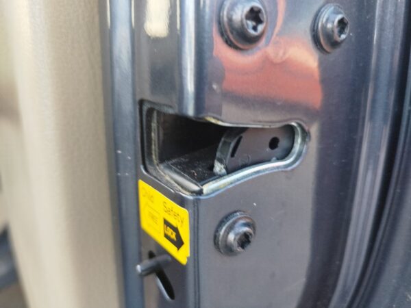 CERRADURA PUERTA TRASERA DERECHA SSANGYONG RODIUS