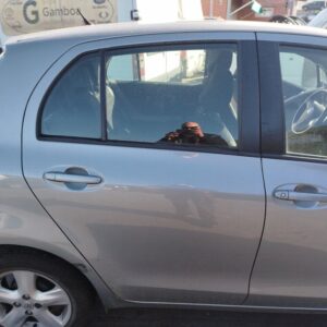PUERTA TRASERA DERECHA TOYOTA YARIS (KSP9/SCP9/NLP9)