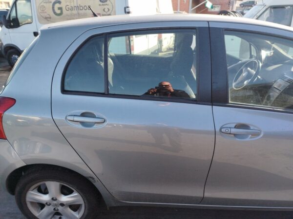 PUERTA TRASERA DERECHA TOYOTA YARIS (KSP9/SCP9/NLP9)