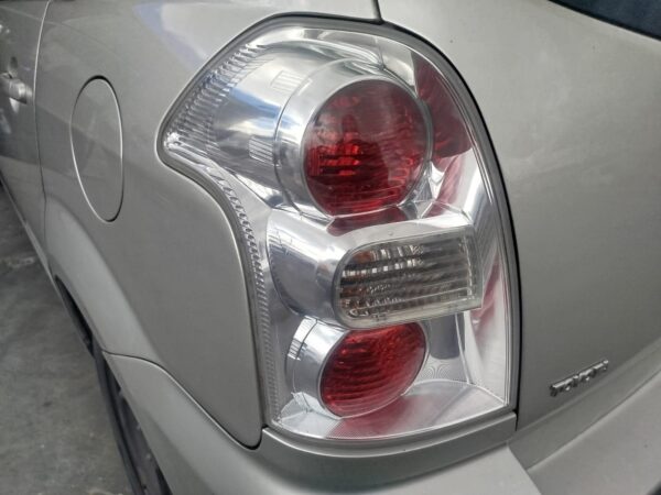PILOTO TRASERO IZQUIERDO TOYOTA COROLLA VERSO (R1)