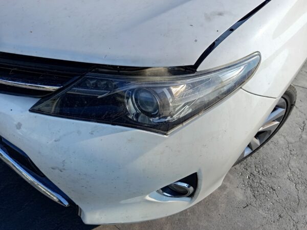 FARO IZQUIERDO TOYOTA AURIS TOURING SPORTS (E18)