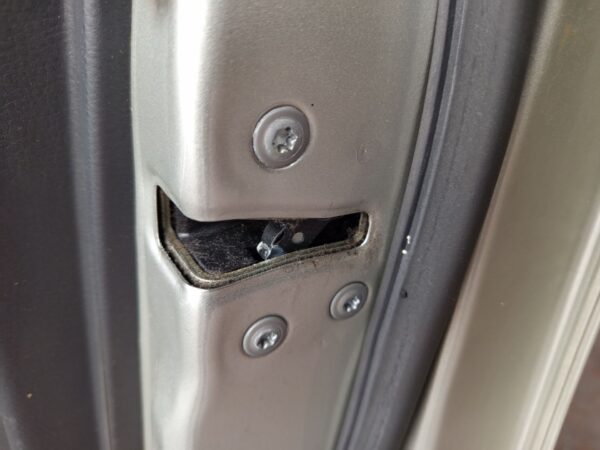 CERRADURA PUERTA DELANTERA DERECHA TOYOTA AVENSIS BERLINA (T25)