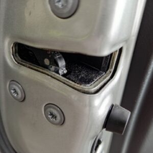 CERRADURA PUERTA TRASERA IZQUIERDA TOYOTA AVENSIS BERLINA (T25)