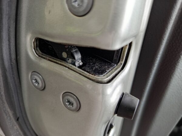 CERRADURA PUERTA TRASERA IZQUIERDA TOYOTA AVENSIS BERLINA (T25)