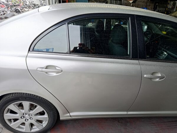 PUERTA TRASERA DERECHA TOYOTA AVENSIS BERLINA (T25)