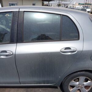 PUERTA TRASERA IZQUIERDA TOYOTA YARIS (KSP9/SCP9/NLP9)