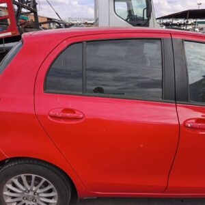PUERTA TRASERA DERECHA TOYOTA YARIS (KSP9/SCP9/NLP9)