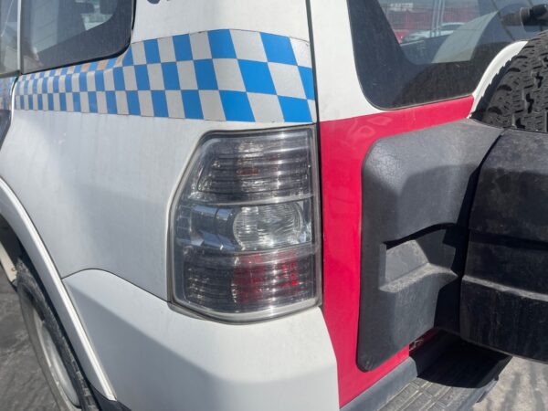 PILOTO TRASERO IZQUIERDO MITSUBISHI MONTERO (V80/V90)