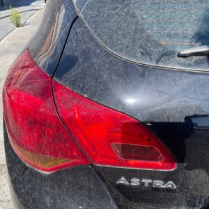 PILOTO TRASERO IZQUIERDO INTERIOR OPEL ASTRA J BERLINA 5P