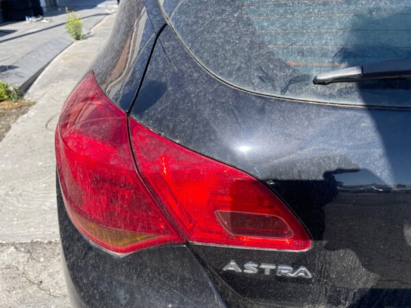 PILOTO TRASERO IZQUIERDO INTERIOR OPEL ASTRA J BERLINA 5P