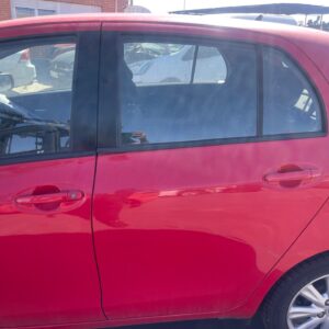 PUERTA TRASERA IZQUIERDA TOYOTA YARIS (KSP9/SCP9/NLP9)