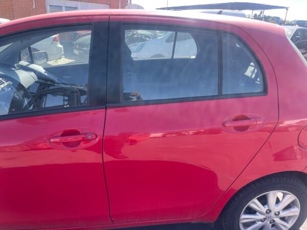 PUERTA TRASERA IZQUIERDA TOYOTA YARIS (KSP9/SCP9/NLP9)