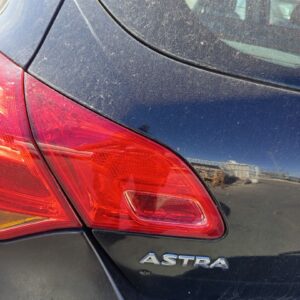 PILOTO TRASERO IZQUIERDO INTERIOR OPEL ASTRA J BERLINA 5P