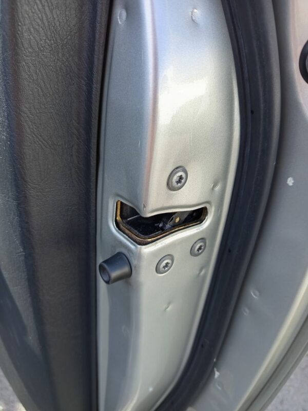 CERRADURA PUERTA DELANTERA DERECHA TOYOTA COROLLA (E12)