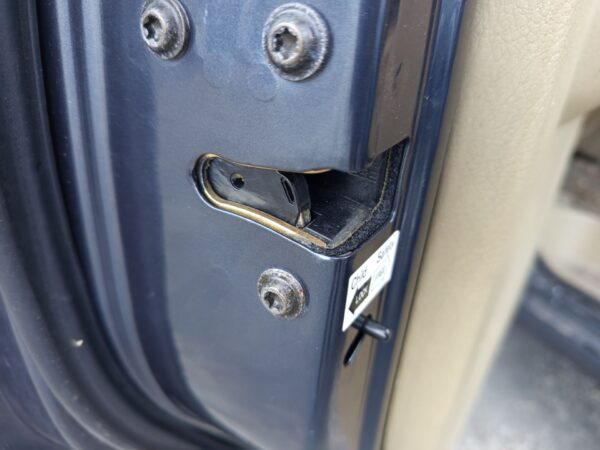 CERRADURA PUERTA TRASERA IZQUIERDA SSANGYONG RODIUS