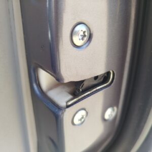 CERRADURA PUERTA DELANTERA DERECHA MITSUBISHI GRANDIS (NA0W)