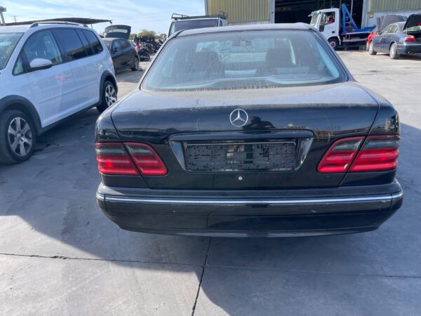 PUERTA TRASERA IZQUIERDA MERCEDES-BENZ CLASE E (BM 210) BERLINA - Imagen 5