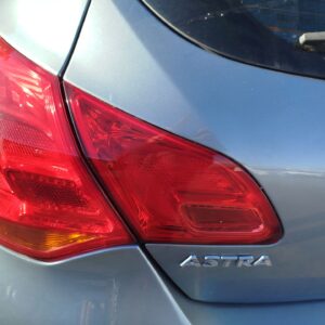 PILOTO TRASERO IZQUIERDO INTERIOR OPEL ASTRA J BERLINA 5P