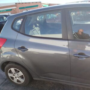 PUERTA TRASERA DERECHA KIA VENGA (YN)