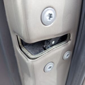 CERRADURA PUERTA DELANTERA DERECHA TOYOTA AVENSIS BERLINA (T25)