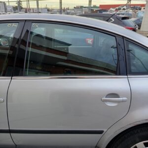 PUERTA TRASERA IZQUIERDA VOLKSWAGEN PASSAT BERLINA (3B3)