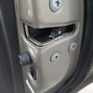 CERRADURA PUERTA TRASERA DERECHA TOYOTA AVENSIS BERLINA (T25)