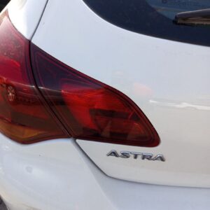 PILOTO TRASERO IZQUIERDO INTERIOR OPEL ASTRA J BERLINA 5P