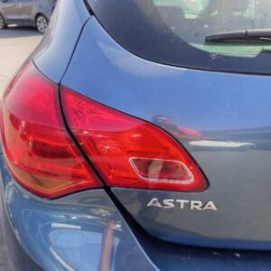 PILOTO TRASERO IZQUIERDO INTERIOR OPEL ASTRA J BERLINA 5P
